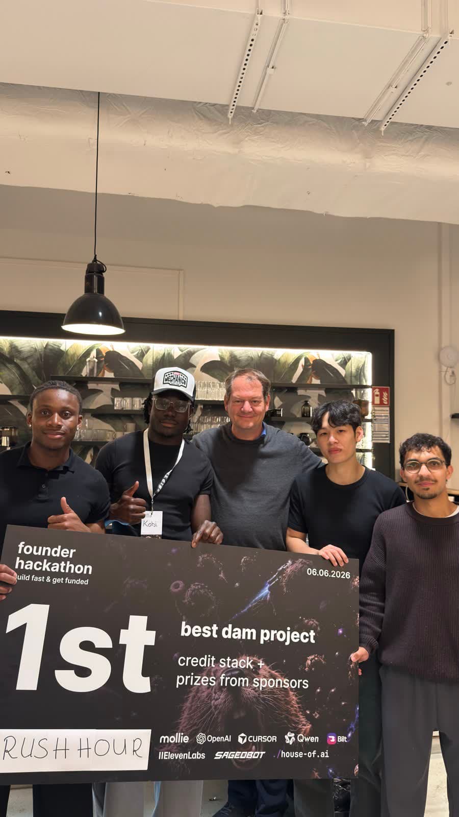 Das Team mit dem Siegerscheck